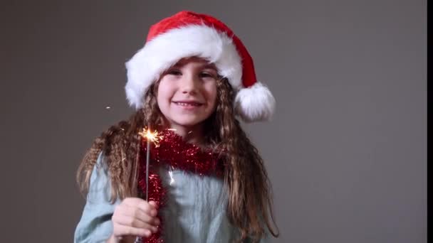 Férias, infância e conceito de pessoas - menina pequena feliz com sparkler em casa. No Natal. Movimento Lento. Emoções positivas das pessoas. — Vídeo de Stock