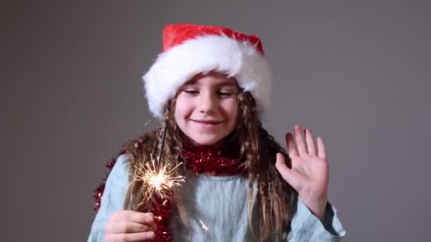 Férias, infância e conceito de pessoas - menina pequena feliz com sparkler em casa. No Natal. Movimento Lento. Emoções positivas das pessoas. — Vídeo de Stock