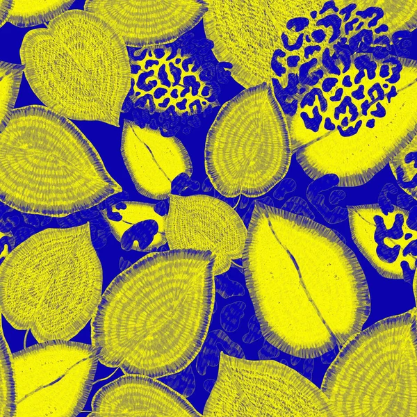 Moderní Abstraktní Bezešvý Vzor Kreativními Barevnými Tropickými Listy Leopardími Skvrnami — Stock fotografie