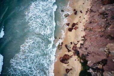 Dalgaların ve kayalıklı Azure plajlarının havadan görüntüsü. Kerala, Hindistan.