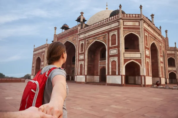 Woman with red backpack holding man by hand going to Humayuns Tomb in Delhi, India. — Foto Stock