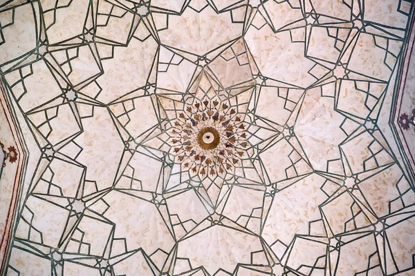 Geometrisk dekoration av islamisk arkitektur. Detalj av mosaik av keramiska plattor i Jama Masjid moskén i gamla Delhi, Indien. — Stockfoto