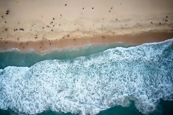 Dalgaların ve kayalıklı Azure Varkala plajlarının havadan görüntüsü. Kerala, Hindistan.