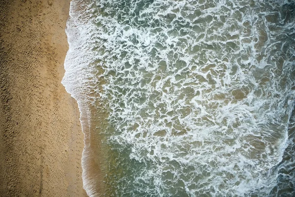 Letecký pohled na vlny a Azure pláž s kameny. Kerala, Indie. — Stock fotografie