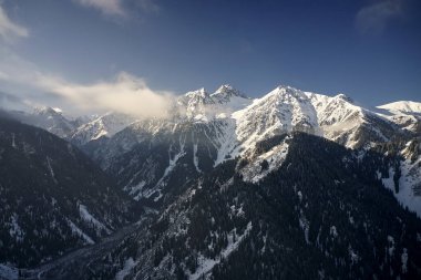Kazakistan 'da Mavi Gök' le birlikte gün doğumunda Karlı Dağlar 