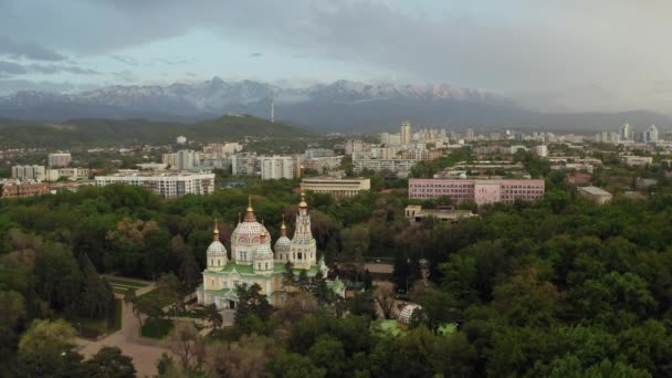 Igreja de madeira no parque da cidade no por do sol, Almaty, Cazaquistão — Vídeo de Stock