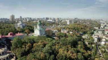 Ukrayna 'daki St. Andrew Kilisesi Kyiv' in hava görüntüsü. 1747 ve 1754 yılları arasında inşa edilmiş.
