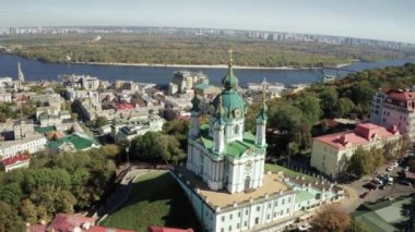 Ukrayna 'daki St. Andrew Kilisesi Kyiv' in hava görüntüsü. 1747 ve 1754 yılları arasında inşa edilmiş.
