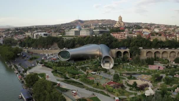 Videobeelden vanuit de lucht boven Tbilisi, Georgia. Muziektheater en tentoonstellingsruimte — Stockvideo