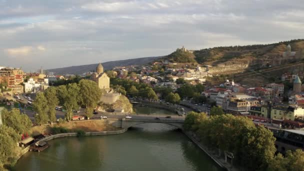 Imágenes aéreas de vídeo del teleférico en el distrito histórico de Tiflis, Georgia. — Vídeo de stock