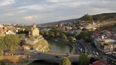 Tiflis, Gürcistan 'ın tarihi bölgesindeki telgraflı aracın hava görüntüleri..