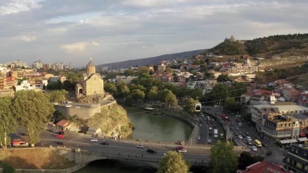 Videobeelden van kabelbaanauto 's in de historische wijk Tbilisi, Georgië. — Stockvideo