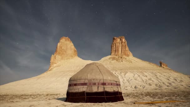 Timelapse de Via Láctea Galaxy Stars Over The yurt perto de rochas brancas, Cazaquistão — Vídeo de Stock