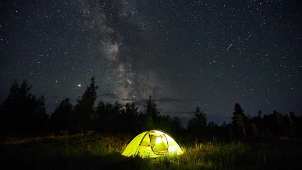 Timelapse av Vintergatan Galaxy Stars över tältet i skogen — Stockvideo