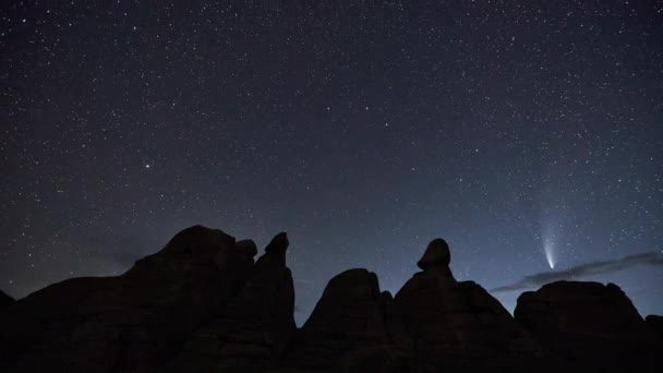 火山岩層の上に天の川銀河の星のタイムラプス。カザフスタン — ストック動画