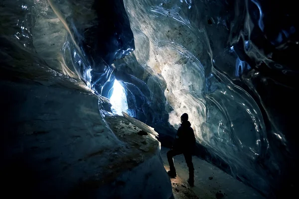 Ένας άντρας εξερευνά μια σπηλιά πάγου σε έναν παγετώνα κοντά στο Αλμάτι του Καζακστάν. Royalty Free Φωτογραφίες Αρχείου
