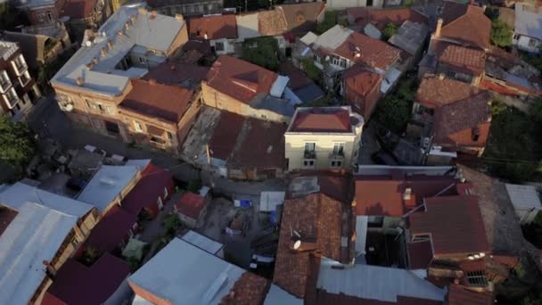 Видеосъемка крыш старого центра Тбилиси с воздуха — стоковое видео