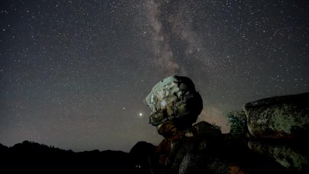 Timelapse av Vintergatan Galaxy Stars över vulkaniska Rock Bildning. Kazakstan — Stockvideo