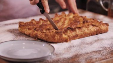 Taze pişmiş elmalı turta dilimlemeye yakın plan..