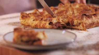 Taze pişmiş elmalı turta dilimlemeye yakın plan..