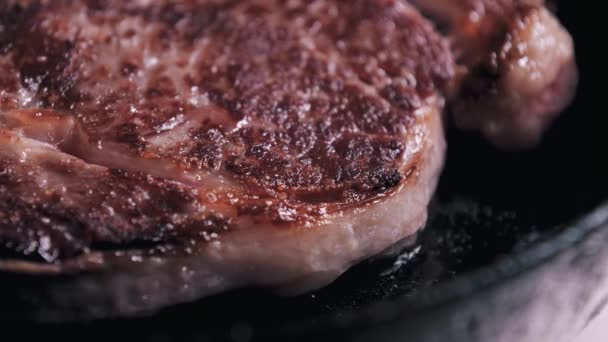 Cocinar Bistec Ribeye Una Sartén Hierro Fundido — Vídeos de Stock