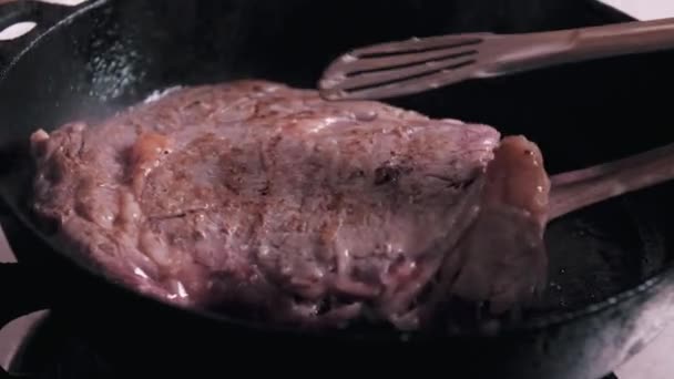 Cocinar Bistec Ribeye Una Sartén Hierro Fundido — Vídeo de stock