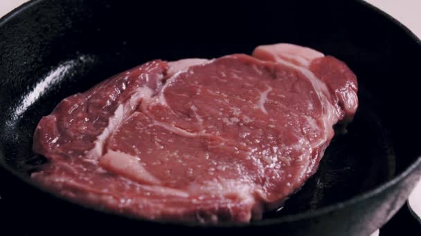 Ribeye Steak Einer Gusseisernen Pfanne Kochen — Stockvideo