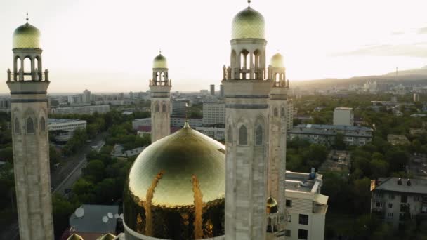 Voo Aéreo Sobre Mesquita Com Cúpula Ouro Nascer Sol Cidade — Vídeo de Stock