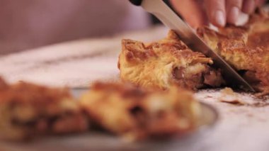 Taze pişmiş elmalı turta dilimlemeye yakın plan..