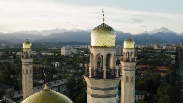Lot lotniczy wokół meczetu ze złotą kopułą o wschodzie słońca w mieście Almaty, Kazachstan — Wideo stockowe