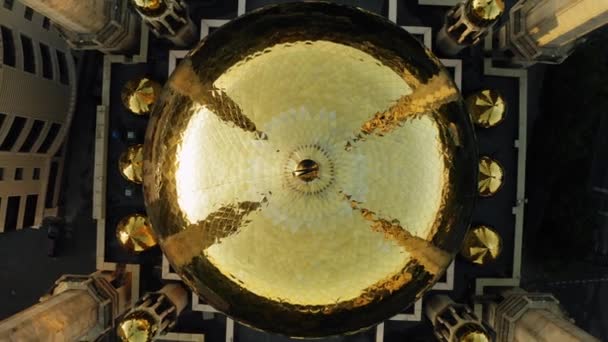 Volo aereo sopra la moschea con cupola d'oro all'alba nella città di Almaty, Kazakistan — Video Stock