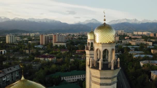 Almaty City, Kazakistan 'da altın kubbeli caminin etrafında uçuşlar. — Stok video