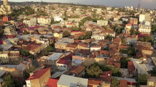 Légi felvétel Tbiliszi régi központjának háztetőiről — Stock videók