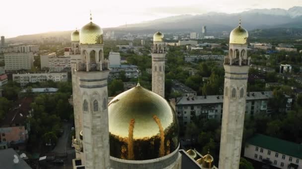 Воздушный полет над мечетью с золотым куполом на восходе солнца в г. Алматы, Казахстан — стоковое видео