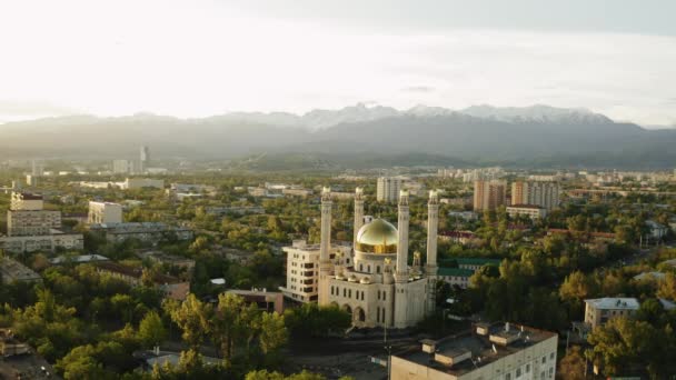 Vuelo aéreo sobre mezquita con cúpula de oro al amanecer en la ciudad de Almaty, Kazajstán — Vídeo de stock