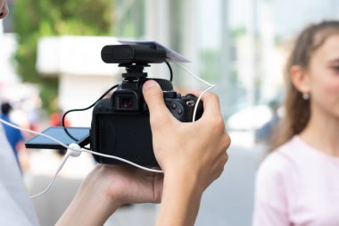 Blogger is filming the clip