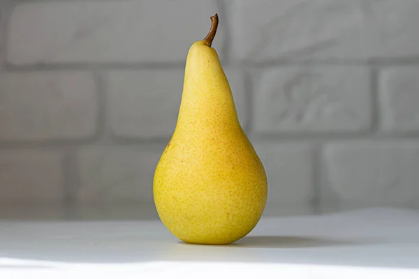 Yellow Ripe Juicy Pear White Table — Stockfoto