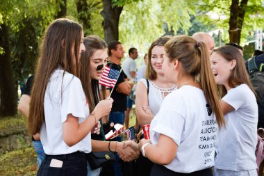 Soroca, Moldova, 09-08-2019, Amerika Günü, bir grup güzel kız dışarıda bayraklarla kutlama yapıyor
