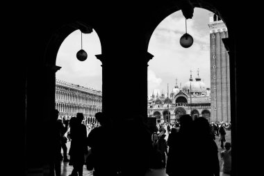 Venedik sokakları, şehir, mimari ve insanlar siyah beyaz