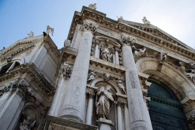 Venedik binasının ön cephesi