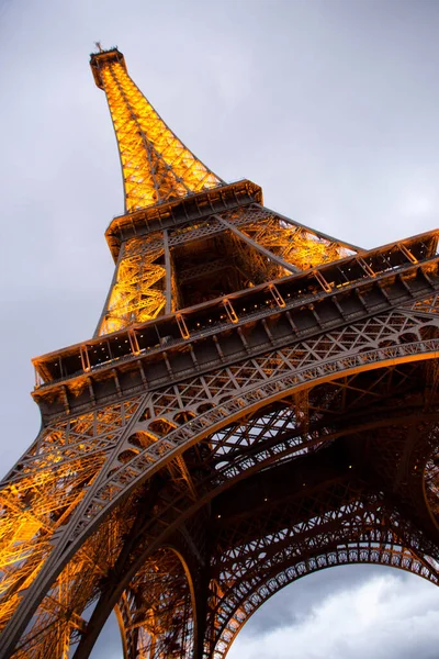 Eyfel Kulesi altın alıyor, Paris, Fransa
