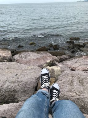 Sahilde bir adamın ayakları