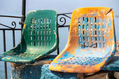 Denizin kıyısında iki renkli bank