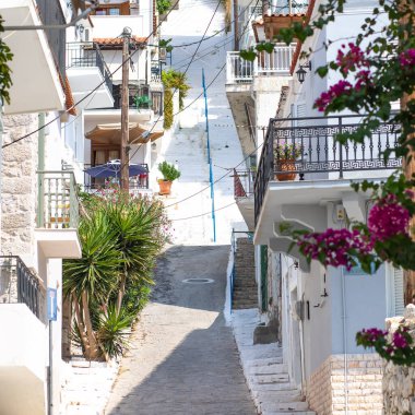 Eski kasabadaki beyaz merdiven