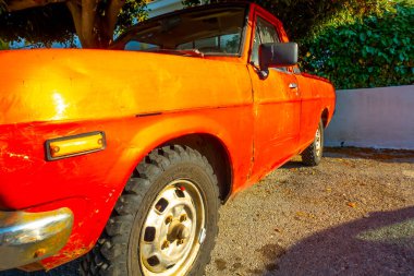 Akşam güneşinde kırmızı yaşlı araba