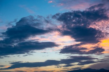 Deniz kıyısında akşam gökyüzünün renkleri