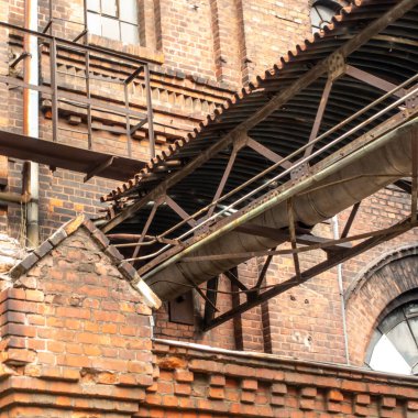 Duvarda 3. Metal yapı.