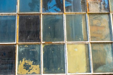 Gökkuşağı renginde 23 antika pencere.