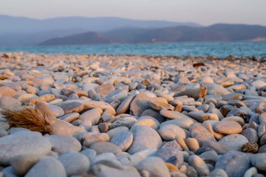 Sahilde gün batımı.