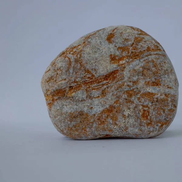 Μια Πολύχρωμη Πέτρα Γκρι Φόντο — Φωτογραφία Αρχείου